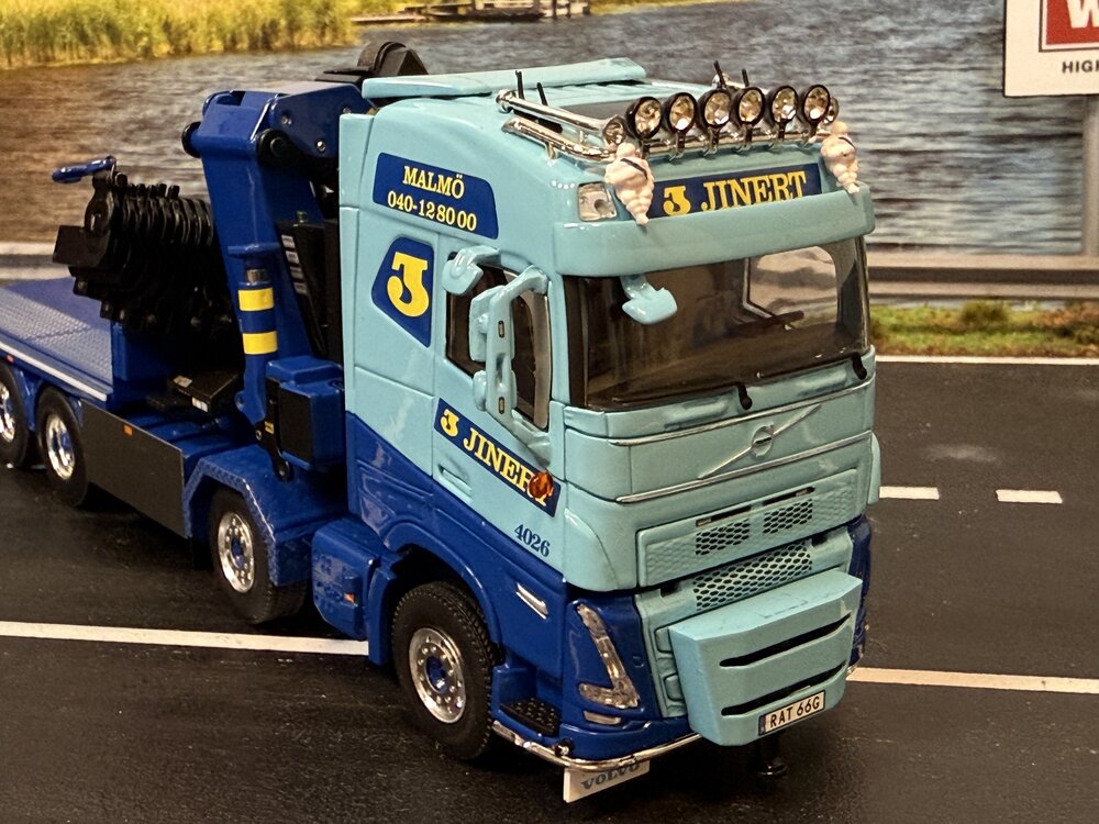 WSI WSI Volvo FH5 Globetrotter Riged flatbed truck 8x4 with  palfinger PK 165.002 tec 7 + jib JINERT