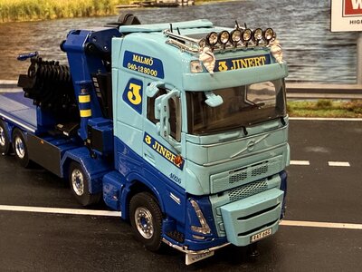 WSI WSI Volvo FH5 Globetrotter Riged flatbed truck 8x4 with  palfinger PK 165.002 tec 7 + jib JINERT