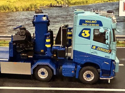 WSI WSI Volvo FH5 Globetrotter Riged flatbed truck 8x4 with  palfinger PK 165.002 tec 7 + jib JINERT