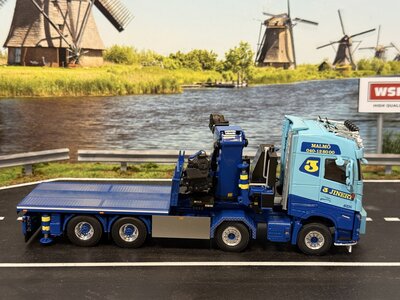 WSI WSI Volvo FH5 Globetrotter Riged flatbed truck 8x4 with  palfinger PK 165.002 tec 7 + jib JINERT