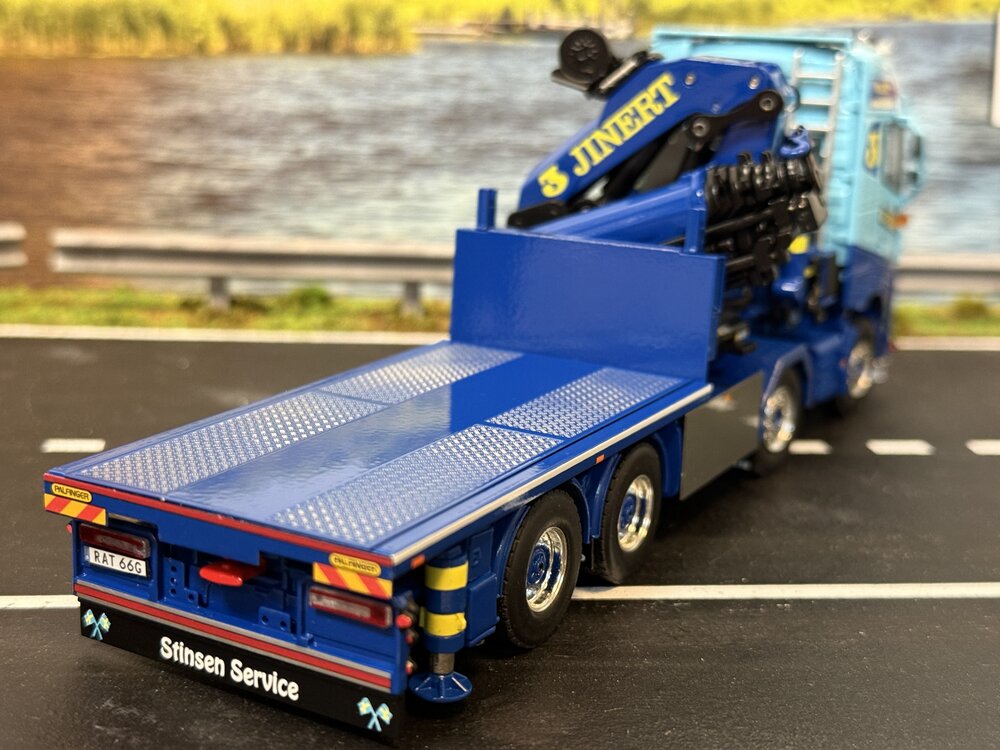 WSI WSI Volvo FH5 Globetrotter Riged flatbed truck 8x4 with  palfinger PK 165.002 tec 7 + jib JINERT