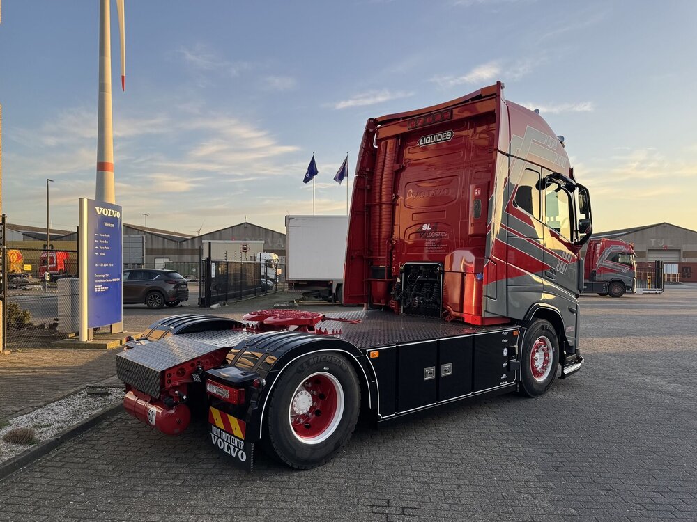 Tekno Tekno Volvo FH Aero 500 4x2 met 3-assig chassis en ISO Tankcontainer SL LOGISTICS