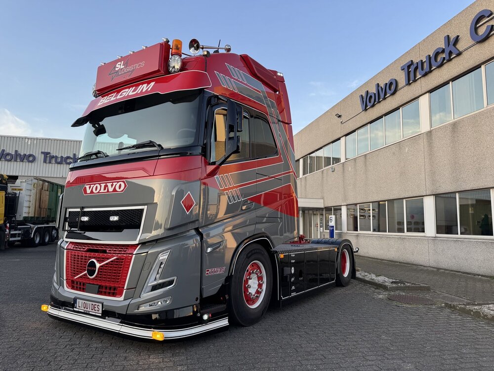 Tekno Tekno Volvo FH Aero 500 4x2 met 3-assig chassis en ISO Tankcontainer SL LOGISTICS