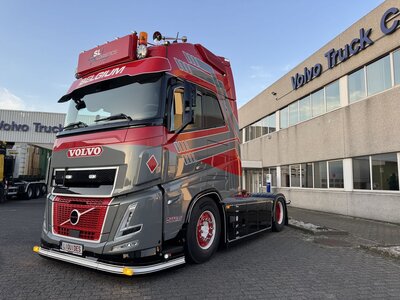 Tekno Tekno Volvo FH Aero 500 4x2 met 3-assig chassis en ISO Tankcontainer SL LOGISTICS