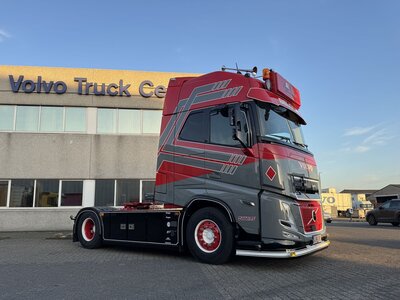 Tekno Tekno Volvo FH Aero 500 4x2 met 3-assig chassis en ISO Tankcontainer SL LOGISTICS