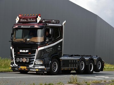 Tekno Tekno DAF XF 8x2 haakarm met container SOREN NIELSEN VOGNMAND