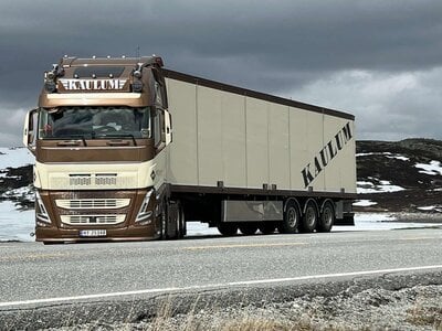 Tekno Tekno Volvo FH05 Globetrotter XL 6x2 met 3-assige koeloplegger KAULUM TRANSPORT