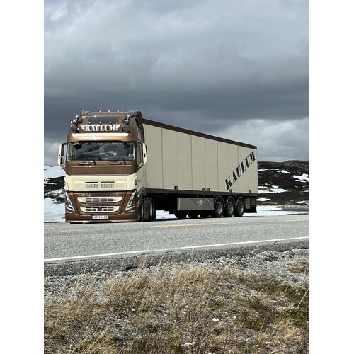 Tekno Tekno Volvo FH05 Globetrotter XL 6x2 met 3-assige koeloplegger KAULUM TRANSPORT