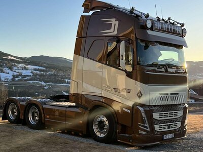 Tekno Tekno Volvo FH05 Globetrotter XL 6x2 met 3-assige koeloplegger KAULUM TRANSPORT
