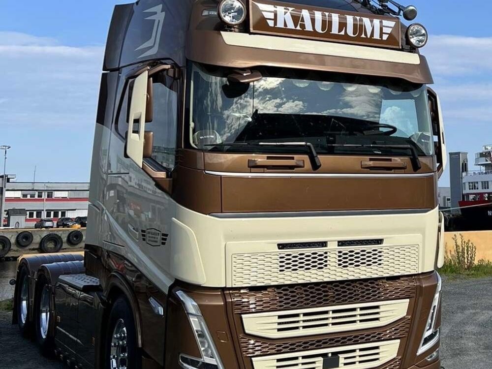Tekno Tekno Volvo FH05 Globetrotter XL 6x2 with 3-axle reefer trailer KAULUM TRANSPORT