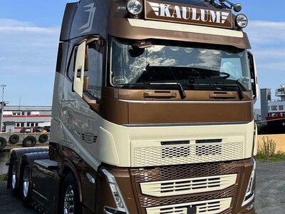 Tekno Tekno Volvo FH05 Globetrotter XL 6x2 with 3-axle reefer trailer KAULUM TRANSPORT