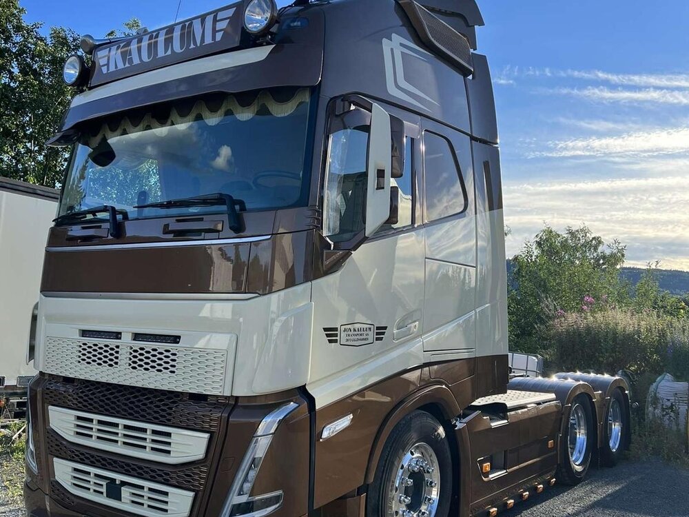 Tekno Tekno Volvo FH05 Globetrotter XL 6x2 met 3-assige koeloplegger KAULUM TRANSPORT