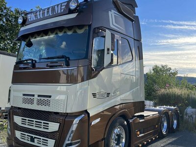 Tekno Tekno Volvo FH05 Globetrotter XL 6x2 met 3-assige koeloplegger KAULUM TRANSPORT