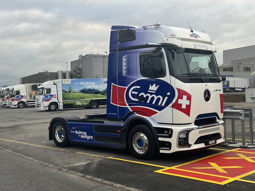 Tekno Tekno Mercedes Benz  eActros 600 Megaspace 4x2 met 3-assige koeloplegger EMMI