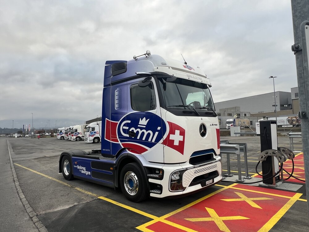 Tekno Tekno Mercedes Benz  eActros 600 Megaspace 4x2 met 3-assige koeloplegger EMMI