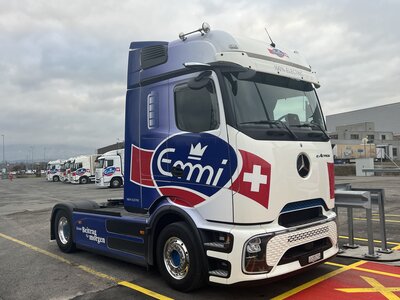Tekno Tekno Mercedes Benz  eActros 600 Megaspace 4x2 met 3-assige koeloplegger EMMI
