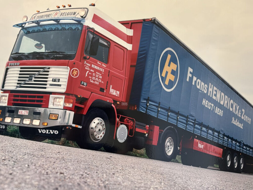WSI WSI Volvo F16 Globetrotter 4x2 met 3-assige schuifzeilen oplegger HENDRICKX & ZONEN