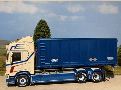 WSI WSI Scania R Highline 6x2 bakwagen met haakarm systeem + 40m3 container LOODS AKERI AB