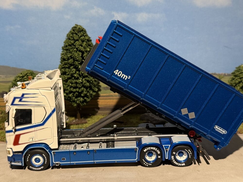 WSI WSI Scania R Highline 6x2 rigid truck with hooklift system + 40m3 container LOODS AKERI AB