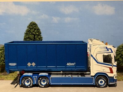 WSI WSI Scania R Highline 6x2 bakwagen met haakarm systeem + 40m3 container LOODS AKERI AB