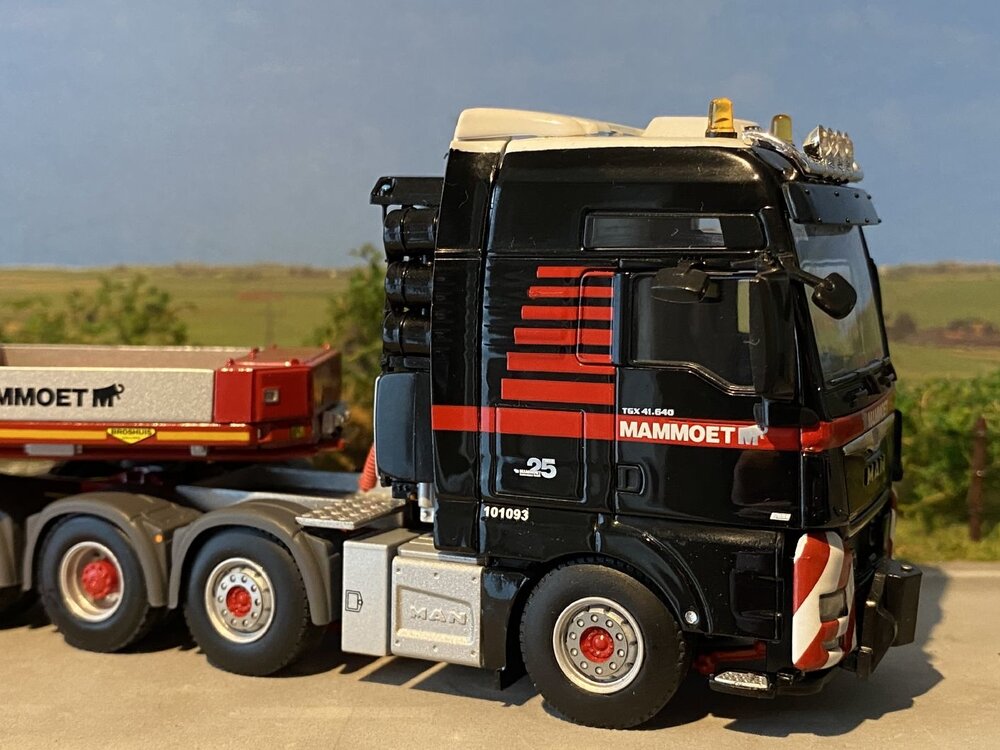 Mammoet store WSI MAN TGX  XXL 8x4+ 6-axle lowloader + trafo load MAMMOET