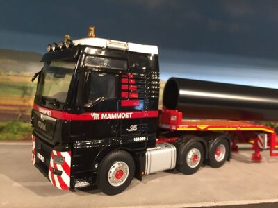 Mammoet store WSI MAN TGX XXL 6x2 + 4-axle lowloader + pipe load MAMMOET