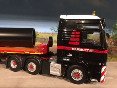 Mammoet store WSI MAN TGX XXL 6x2 + 4-axle lowloader + pipe load MAMMOET