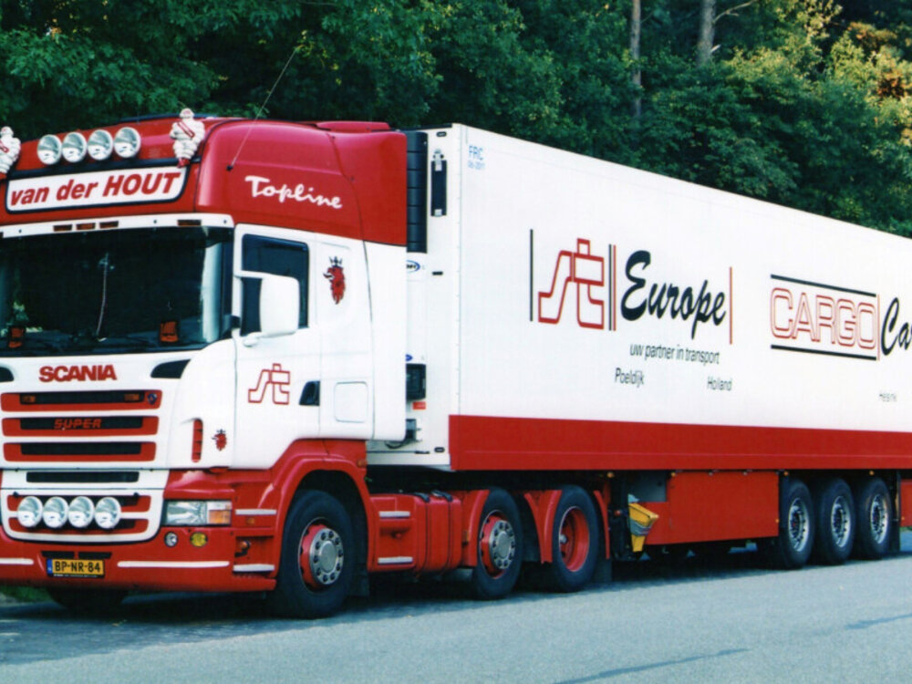 WSI WSI Scania 4-serie Topline 6x2 met 3-assige koeloplegger VAN DER HOUT