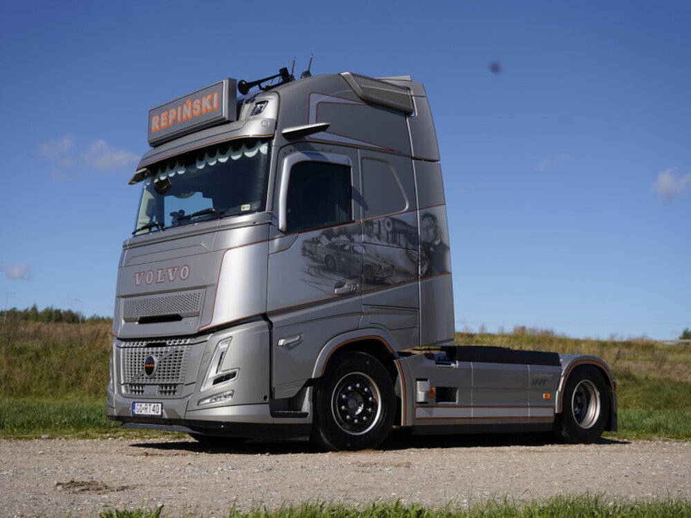 WSI WSI Volvo FH Aero Globetrotter XL 4x2 REPINSKI
