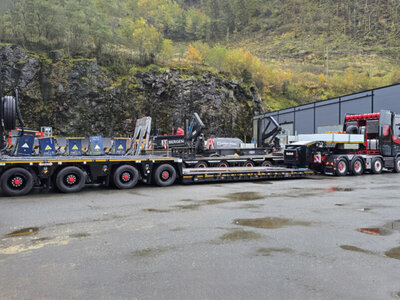 WSI WSI Scania R Highline 8x4 with add on axle + 4-axle lowloader + 2-axle dolly BERGEN