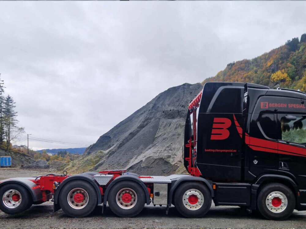 WSI WSI Scania R Highline 8x4 with add on axle + 4-axle lowloader + 2-axle dolly BERGEN