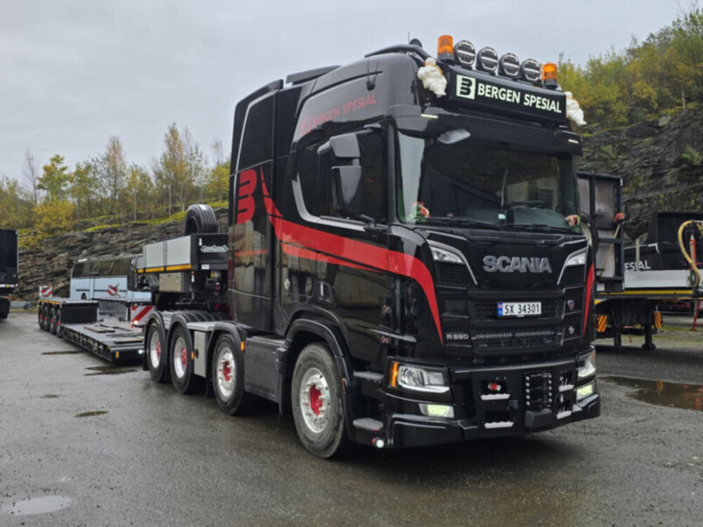 WSI WSI Scania R Highline 8x4 with add on axle + 4-axle lowloader + 2-axle dolly BERGEN