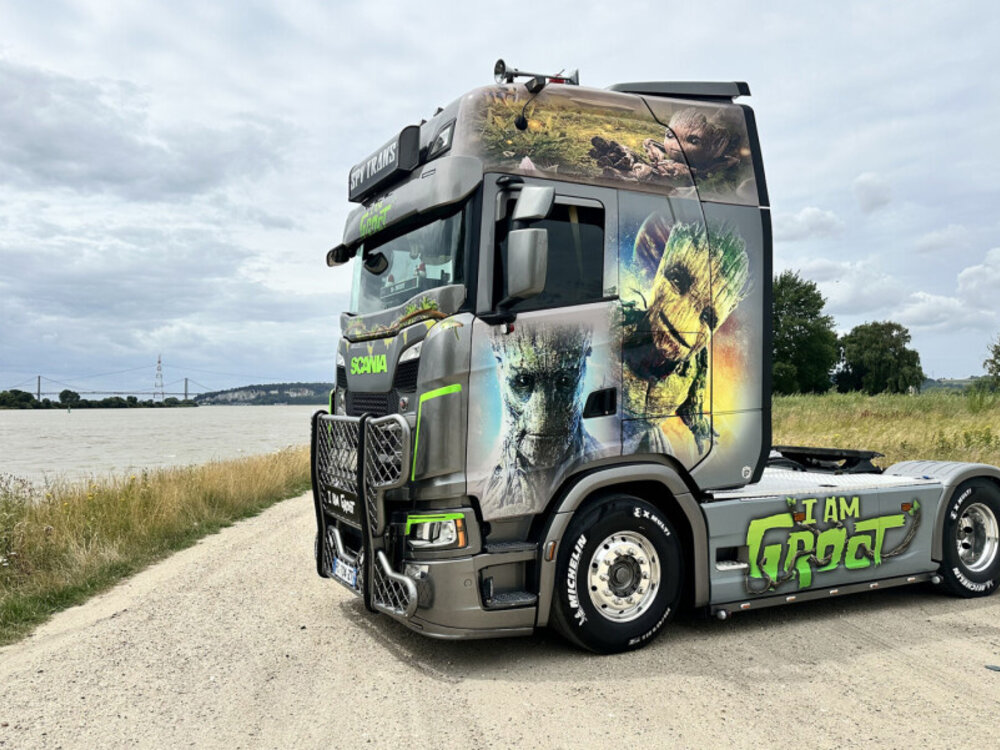 WSI WSI Scania S Highline 4x2 SPV TRANS "I AM GROOT"