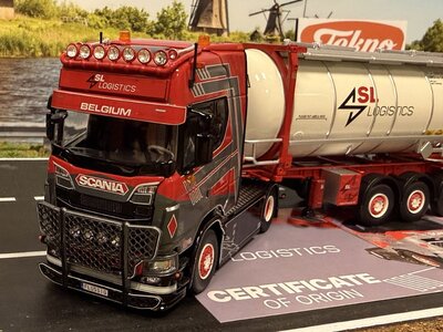 Tekno Tekno Scania S530 V8 4x2 met 3-assig chassis en tankcontainer SL LOGISTICS