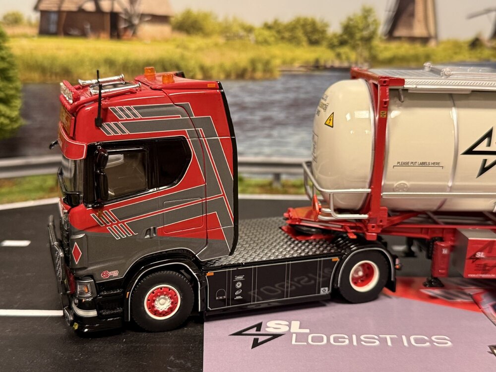 Tekno Tekno Scania S530 V8 4x2 met 3-assig chassis en tankcontainer SL LOGISTICS