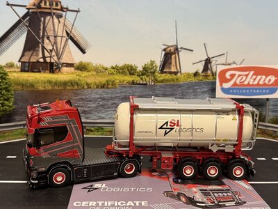 Tekno Tekno Scania S530 V8 4x2 met 3-assig chassis en tankcontainer SL LOGISTICS