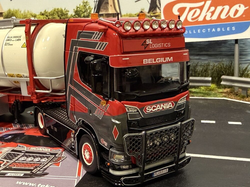 Tekno Tekno Scania S530 V8 4x2 met 3-assig chassis en tankcontainer SL LOGISTICS
