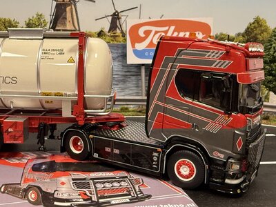 Tekno Tekno Scania S530 V8 4x2 met 3-assig chassis en tankcontainer SL LOGISTICS