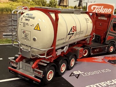 Tekno Tekno Scania S530 V8 4x2 met 3-assig chassis en tankcontainer SL LOGISTICS