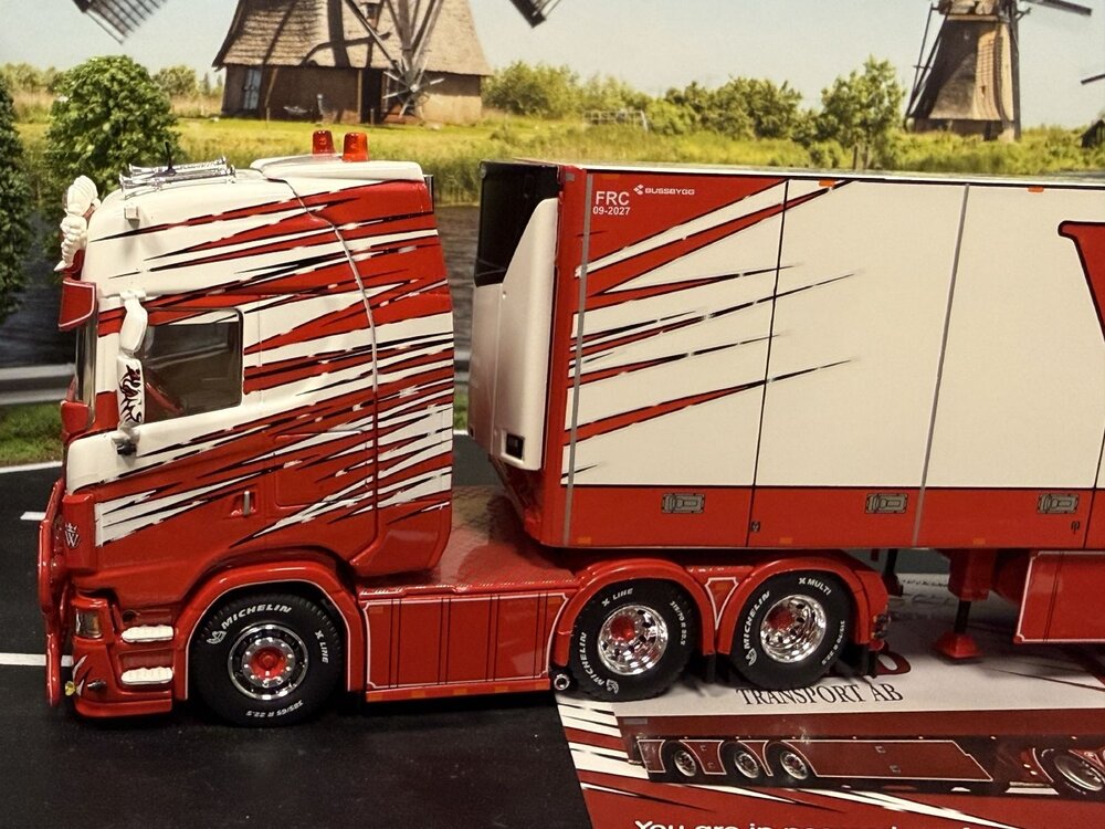 Tekno Tekno Scania Next Gen S-serie Highline 6x2 sleepas met koeltrailer WIKAB