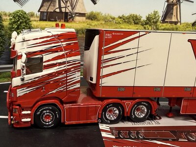 Tekno Tekno Scania Next Gen S-serie Highline 6x2 with 3-axle reefer trailer WIKAB
