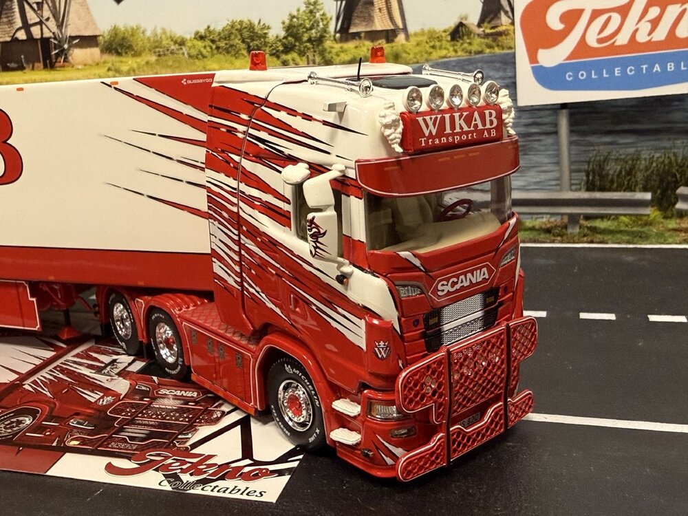 Tekno Tekno Scania Next Gen S-serie Highline 6x2 with 3-axle reefer trailer WIKAB