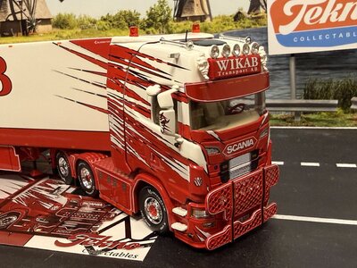 Tekno Tekno Scania Next Gen S-serie Highline 6x2 with 3-axle reefer trailer WIKAB