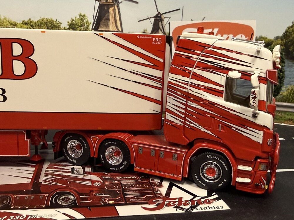 Tekno Tekno Scania Next Gen S-serie Highline 6x2 with 3-axle reefer trailer WIKAB