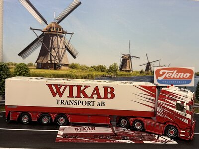 Tekno Tekno Scania Next Gen S-serie Highline 6x2 with 3-axle reefer trailer WIKAB