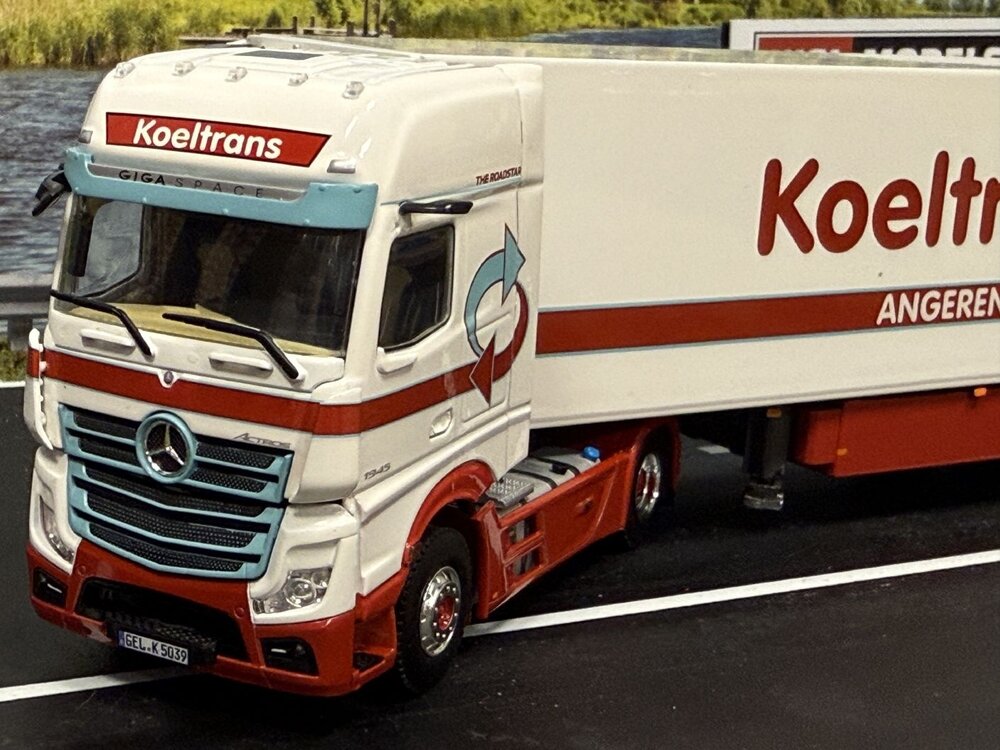 WSI WSI Mercedes Actros MP5 Giga Space 4x2 with 3-axle reefer trailer KOELTRANS ANGEREN BV