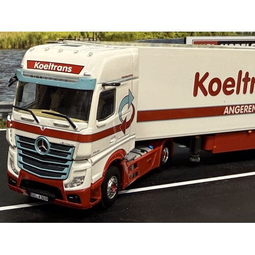 WSI WSI Mercedes Actros MP5 Giga Space 4x2 with 3-axle reefer trailer KOELTRANS ANGEREN BV