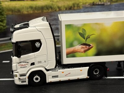WSI WSI Scania R Highline 4x2 met 2-as box oplegger RIKSEN ARNHEM