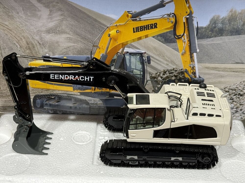 NZG NZG Liebherr  R936 Litronic graafmachine EENDRACHT
