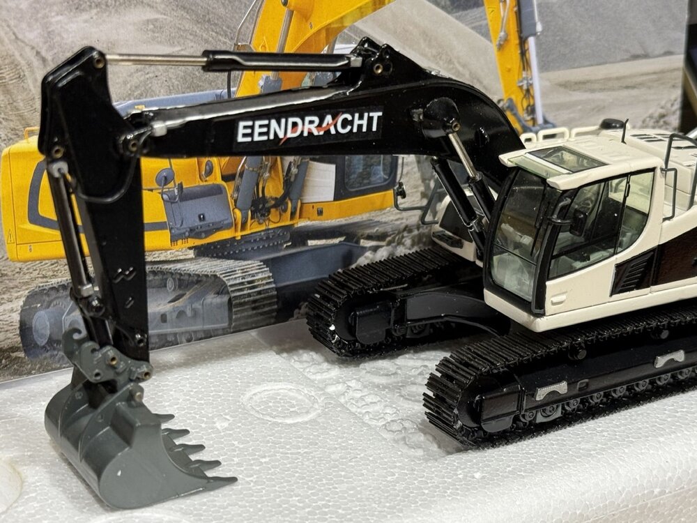 NZG NZG Liebherr  R936 Litronic graafmachine EENDRACHT